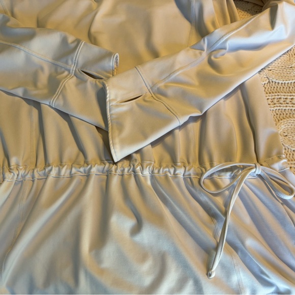 Columbia PFG hoodie. White, Size M. Drawstring cinch on waist. - Picture 9 of 9